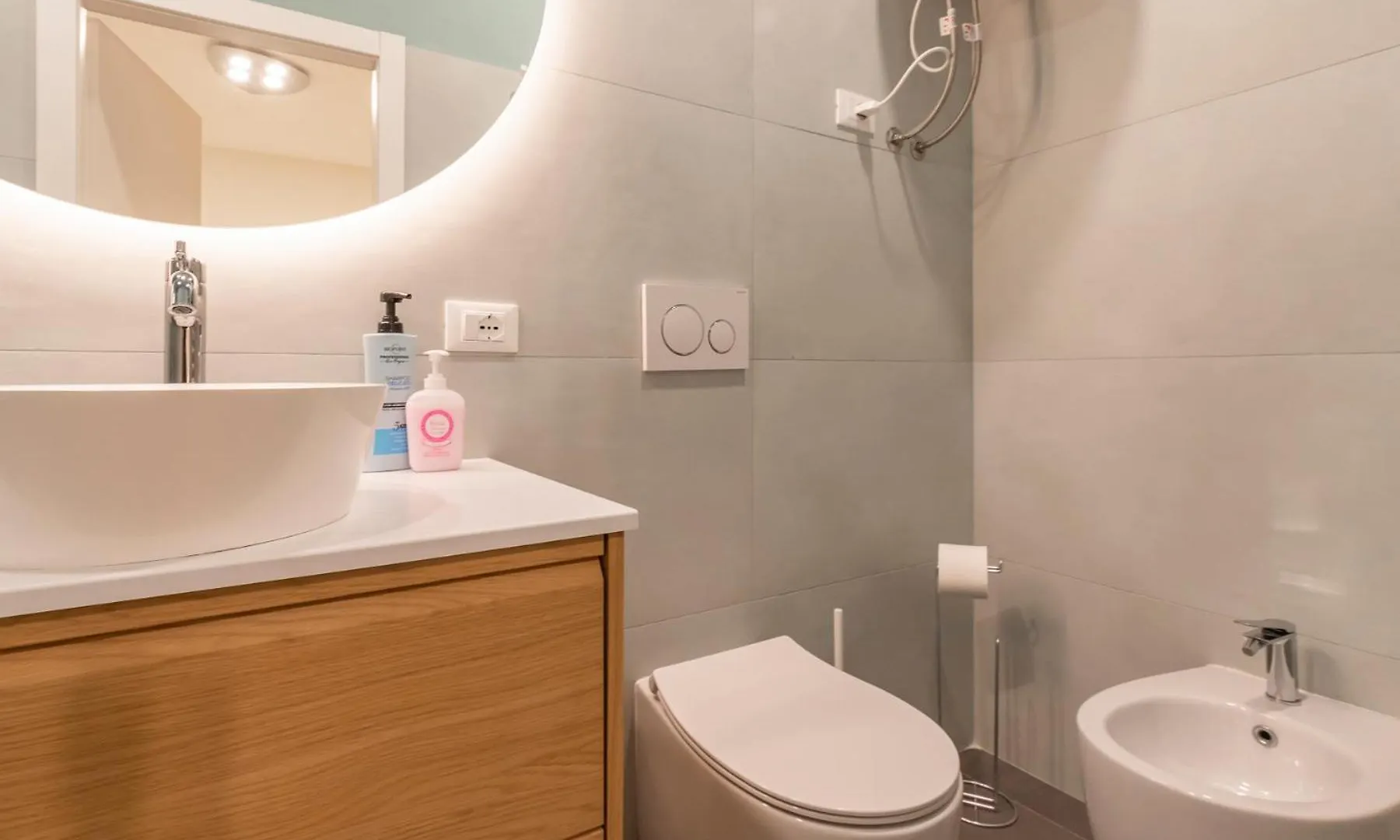 I Host Apartment - Pomponazzi Iris Milan 0*,  Italy